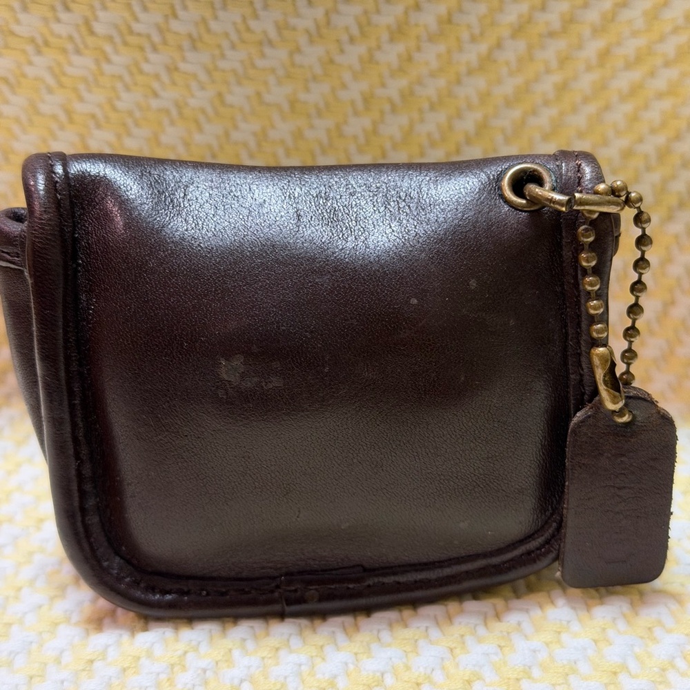 Vintage Coach City
Key Fob / Coin Pouch/Air-pod Case - Picture 9 of 12